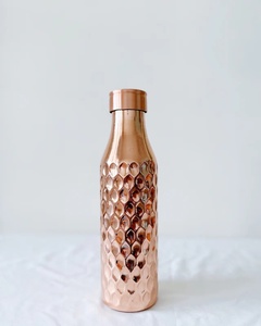 Bouteille d'eau en cuivre de qualité supérieure, design martelé diamant, vaisselle ayurvédique MUAWIYAH HANDICRAFT au meilleur prix - Product Image 2