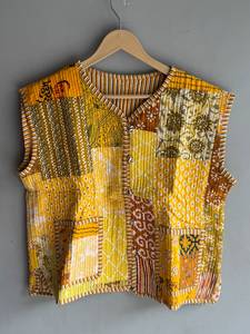 Chaleco Acolchado de Algodón con Estampado de Patchwork para Mujer, Chaqueta sin Mangas con Cuello Abotonado, Estilo Veraniego, Estampado a Mano, Reversible, REGALO PARA ELLA - Product Image 1