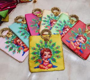 Sacs à main pour femmes en tissu Pichawai, design traditionnel ancien Radha Krishna, magnifique motif dessiné à la main, cadeaux de retour pour mariage et fête - Product Image 1