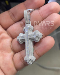 Pendentif Croix Gothique en Moissanite VVS Effet Baguette Glacée, Argent Sterling 925 Plaqué Rhodium de Luxe, Breloques Croix Personnalisées - Product Image 5