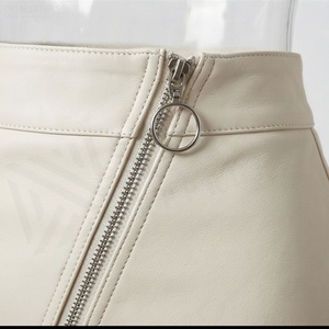 Jupe mini asymétrique en similicuir taille haute pour femme avec poches zippées, couleur unie, coupe extensible, à porter en toutes saisons - Product Image 4