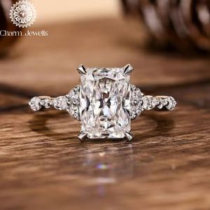 Bague de fiançailles en moissanite taille coussin plaqué or et argent Charm Jewells, sertie de griffes, certifiée IGI, style fleur classique vintage - Product Image 1