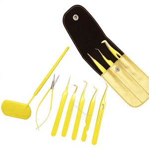 Pince à cils jaune avec revêtement en poudre, pointe en plasma dorée, poignée simple, en acier inoxydable / Ciseaux / Miroir / Emballage en boîte noire - Product Image 3