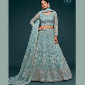 Lehenga Choli de Diseño con Bordado de Hilo Zari Badla, Lentejuelas y Dori, con Dupatta - Product Image 2