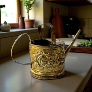 Regadera con diseño floral grabado en oro, perfecta para decoración de mesas, hoteles, cafeterías y eventos, procedente de la India. - Product Image 5