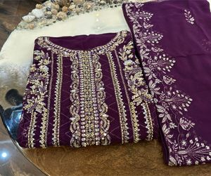 Colección Ssumaira: Nueva y hermosa camisa de chifón puro con trabajo artesanal Kora Dabka y una dupatta con hermosos bordados en un color increíble. - Product Image 3