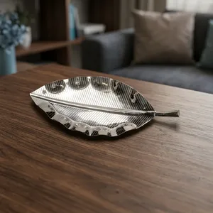 Plateau en feuille d'argent, élégant, lignes métalliques fines, mettant en valeur les veines délicates et les bords ondulés, plat de service moderne et élégant. - Product Image 5