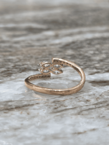 Élégante bague ouverte en diamant de laboratoire 0,38 ct taille marquise, bicolore or rose, sertie pavé, certifiée IGI, bijoux de luxe - Product Image 4