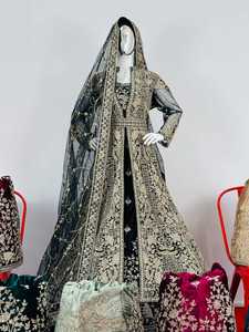 Exquisito Lehenga de Terciopelo con Intrincados Adornos de Pedrería Jarkan, Estilo Nupcial Indio-Pakistaní, Diseños Lujosos - Product Image 4