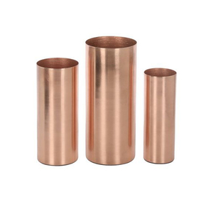 Paire de vases à fleurs en fer de luxe avec un savoir-faire sophistiqué et un style d'intérieur contemporain - Product Image 3