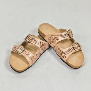 Sandales en cuir véritable faites à la main avec boucle à embossage floral, style vintage, unisexe, marron - Product Image 1
