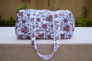 กระเป๋าเดินทางสุดสัปดาห์ผ้าฝ้ายเย็บมือลายดอกไม้: กระเป๋าเดินทางแบบดัฟเฟิลพิมพ์ลายบล็อกดอกไม้ กระเป๋าเดินทางสุดสัปดาห์ทำมือ กระเป๋าค้างคืนสำหรับเพื่อนเจ้าบ่าว - Product Image 6