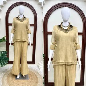 Haut de kurta beige coupe droite pour femme avec broderie dorée et détails de pièces de monnaie - Product Image 6