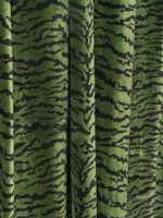 Rideaux en velours vert émeraude à rayures tigrées, draperies imprimées animalières maximalistes, décoration jungle glamour pour la maison