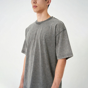 เสื้อยืดโอเวอร์ไซส์ทรงหลวมพิมพ์ลายกรดแบบดิสเทรส พร้อมปักชื่อและโลโก้ตามสั่ง แขนสั้น คอกลม ใส่ได้ทั้งชายและหญิง - Product Image 1