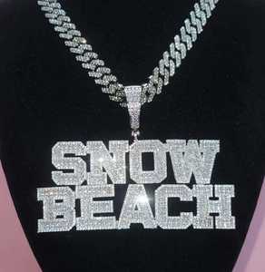 Colgante de Lujo con Nombre 'Snow Beach' con Incrustaciones de Moissanita VVS, Cadena Hip Hop, Joyería Premium Personalizada con Brillo - Product Image 4