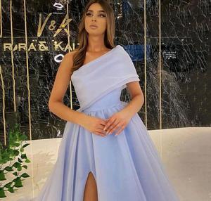 Robe de soirée de luxe en organza bleu ciel asymétrique à une épaule, coupe trapèze, élégante, pour femme, avec fente latérale, longueur ras du sol, pour bal et soirée - Product Image 2