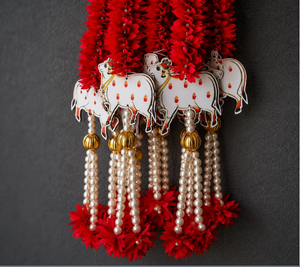 Décoration murale bohème en tissu rouge avec pompons et perles pour salon intérieur - Product Image 4