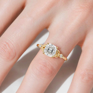 Anillo de Compromiso con Diamante Cultivado en Laboratorio, Corte Cojín, Claridad VS-VVS, Color Vívido Fantasía, Certificado IGI, Oro Amarillo, Joyería de Lujo para Mujer - Product Image 6