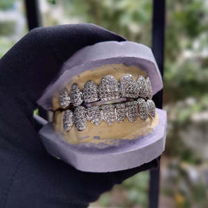 Grillz de Dientes con Micro Pavé de Moissanita y Diamantes, Personalizados, de Plata Maciza, Estilo Iced Out, Juego de Capas Dentales, Venta al por Mayor de Fábrica - Product Image 2