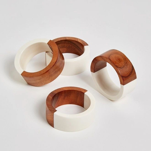 Anneau de serviette géométrique en résine et bois marron et blanc, écologique et durable, accent de décoration de table pour la maison, les restaurants, les hôtels, les fêtes et les mariages - Product Image 1