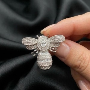Broche de Abeja con Diamantes, Insecto Abeja, Plata de Ley 925, Chapado en Oro Blanco de 14k, Certificado IGI/GRA, Minimalista para Boda - Product Image 3