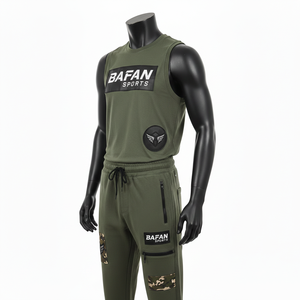 Ensemble 2 pièces homme : T-shirt sans manches en molleton poly-coton premium et pantalon de jogging avec empiècements et logo brodé par transfert thermique - Product Image 4