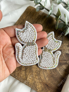 Boucles d'oreilles pendantes faites à la main en perles pour femmes, motif chat avec strass blancs, mignonnes et tendance, idéales pour les fêtes, mariages ou comme cadeau. - Product Image 4