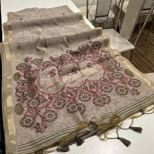 ผ้าส่าหรี VASTRA COTTAGE พรีเมียม ซอฟท์ มูก้า คอตตอน พร้อมลายปักเรชมะพิชไวสีสันสดใส ขอบผ้าปักระยิบระยับแบบซารี และพู่ห้อยประดับอย่างสวยงาม - Product Image 2