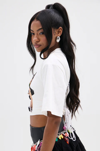 Ensemble t-shirt court blanc avec imprimé boutons colorés et jupe en dentelle noire à volants pour femme - Product Image 5