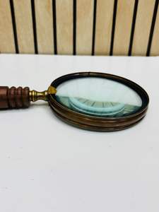 Loupe grossissante de 4 pouces en laiton finition antique avec poignée ronde en bois - Product Image 4