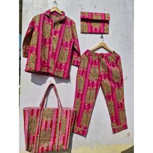 Ensemble de pyjama en coton rose personnalisé |   Ensemble imprimé tigre avec sac fourre-tout et pochette - Product Image 1