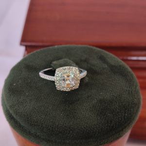 Anillo de Compromiso Revalia de Plata de Ley 925 con Circonita Cúbica de Corte Cojín y Halo, Elegante y Clásico con Acabado Pulido para Mujer, Ideal para Bodas y Fiestas - Product Image 1