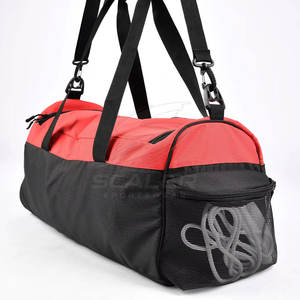 Bolsa deportiva ligera diseñada para un transporte cómodo, empaque flexible y fácil transporte para viajes, gimnasio y deportes. - Product Image 4