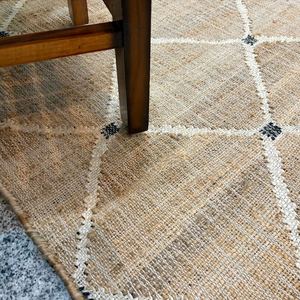 Alfombra de Yute Hecha a Mano con Patrón de Diamantes |   Alfombra Boho de Fibra Natural |   Alfombra Rústica Ecológica - Product Image 3