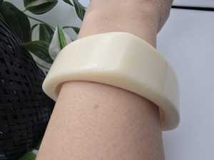 Bracelet manchette en résine ivoire fait main, géométrique, ondulé, crème, forme squoval, uni et massif, bijou artisanal - Product Image 4