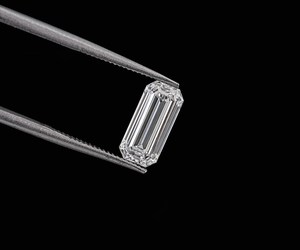 Pendentif bague en diamant de laboratoire taillé émeraude allongé de 1,0 carat, couleur E-F, pureté VVS, certifié IGI, coupe unique - Product Image 3
