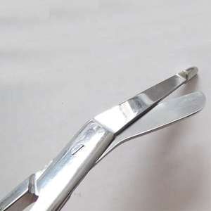 Ciseaux à pansements Lister en acier inoxydable, ciseaux médicaux courbés, ciseaux à pansements pour traumatismes Lister, 14 cm. Par Dentavex - Product Image 5