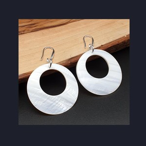 Boucles d'oreilles ovales en nacre polie, bijoux artisanaux naturels, objets d'art de collection, pour fêtes et mariages - Product Image 2