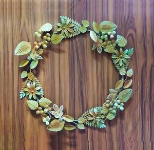 Corona Floral Metálica Rústica Hecha a Mano, Decorativa, Redonda, Sin Iluminación, para Colgar en la Pared - Product Image 1