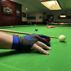 Guantes de Snooker Unisex con Logotipo Personalizado, Cómodos, de Tres Dedos, Construcción Textil Flexible, Agarre Estable del Taco, Soporte para el Juego - Product Image 6