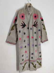 Chaqueta Larga Exclusiva de Terciopelo Bordada con Motivo Sagrado Corazón y Ojo, Estilo Bohemio Folclórico Hecho a Mano, Abrigo Largo de Declaración - Product Image 6