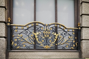 Rampe de balcon en fer forgé de style victorien KHP, à fixer au sol ; Montage facile, résistante à la rouille, avec accents dorés, garantie 3 ans - Product Image 3
