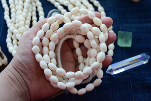 ลูกปัดกระดูกอูฐทรงกระบอก สีขาวงาช้างธรรมชาติ 10 เม็ด ขนาดคละกัน ผลิตในไนจีเรีย / ลูกปัดชนเผ่าแอฟริกัน - Product Image 4