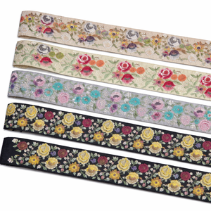 Bordure de luxe en dentelle brodée de sequins et de zari à motif floral pour la confection de saris, de robes de mariée et de lehengas, garnitures de vêtements en gros - Product Image 1