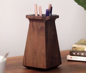 Organisateur de stylos en bois durable pour le bureau, support décoratif en bois pour accessoires de bureau, porte-stylos en bois au design naturel intemporel - Product Image 1