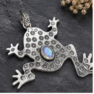 Colgante de latón hecho a mano con diseño de rana chapado en oro y plata, con piedra lunar arcoíris natural ovalada engastada en bisel, joyería artesanal unisex para regalo. - Product Image 6