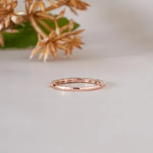 Elegante Anillo de Banda con Cristales Baguette Chapado en Oro Rosa para Mujer, Joyería Minimalista para Boda, Aniversario, Compromiso y Uso Diario - Product Image 6