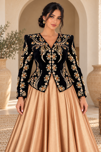 Vestido Karakou Argelino Elegante de Terciopelo Negro Mishkat Couture con Bordado Dorado y Detalles de Perlas, Falda Fluida en Color Cobre Dorado para Fiesta - Product Image 6