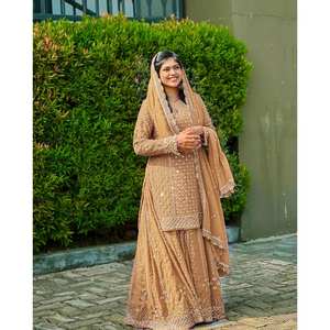 Ensemble de costume en mousseline de soie XL pour occasions spéciales avec broderie Zari et sequins - Product Image 1